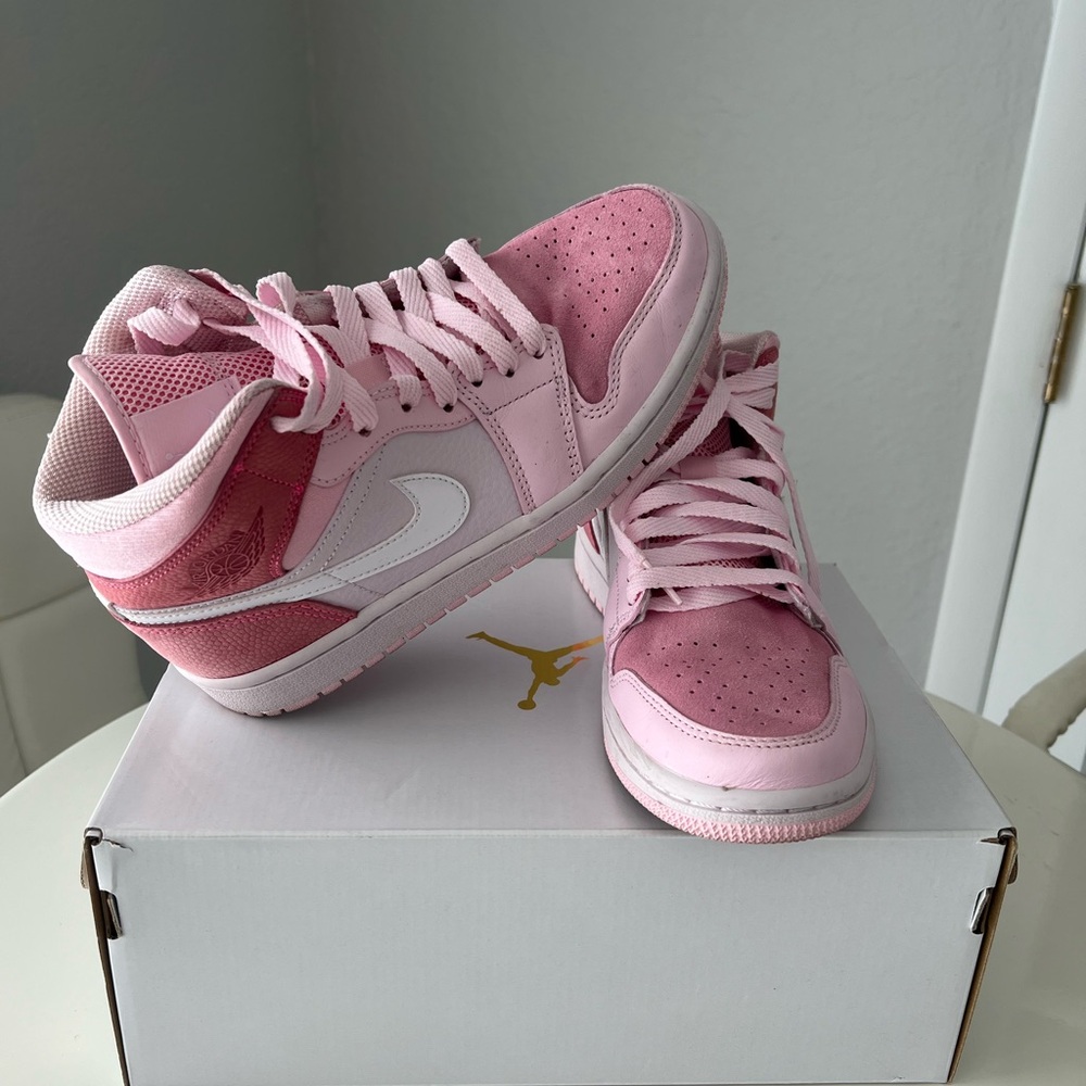 Air Jordan 1 (Mid Digital Pink)